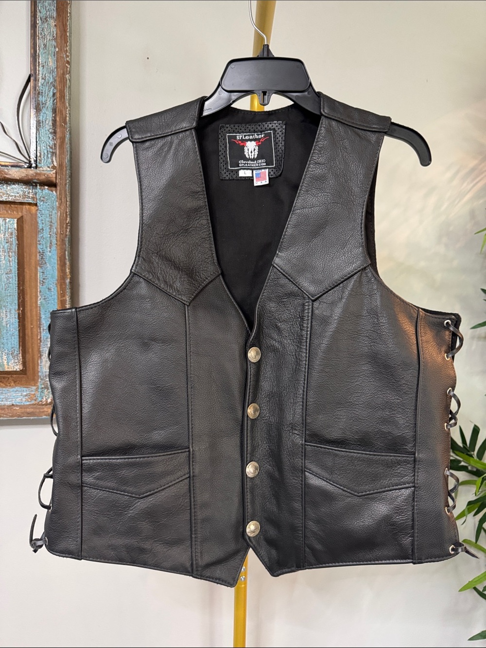 SP Leather Men's Black Leather Motorcycle Vest with buffalo nickel buttons EUC